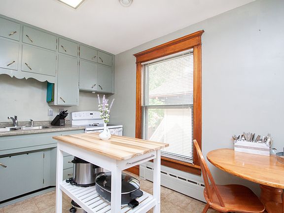 3rd image of 421 1/2 Washington St #2