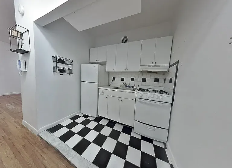 517 E 75th St #1E — Photo 1