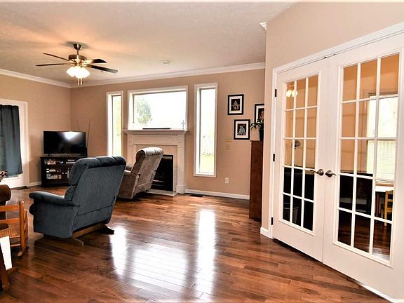 4th image of 3205 Roselawn Dr