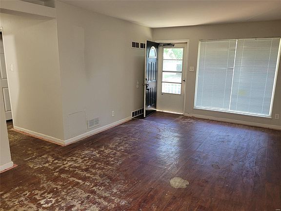 3rd image of 122 Brigadoon Cir
