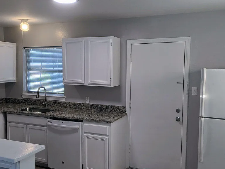 11746 Strand St — Photo 2