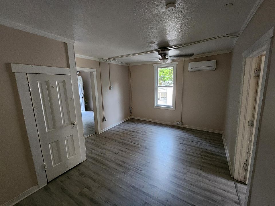 2nd image of 918 1/2 W Calhoun St
