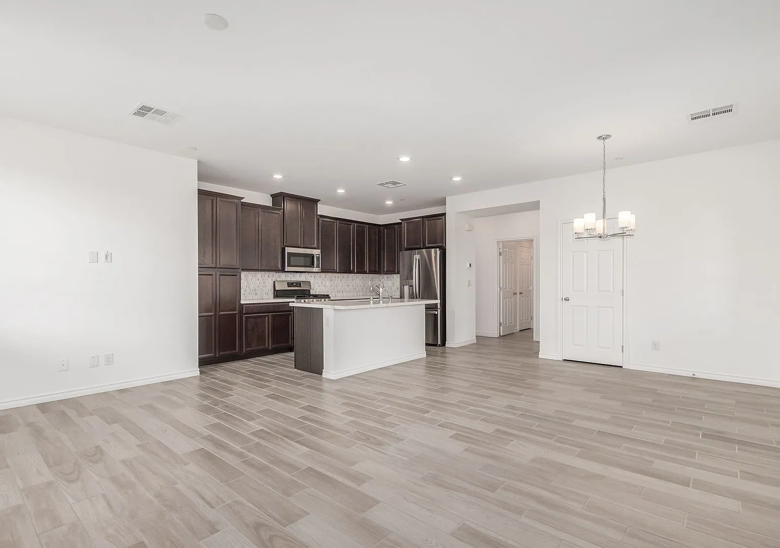 Like new 3-Bedroom Townhome! — Photo 4