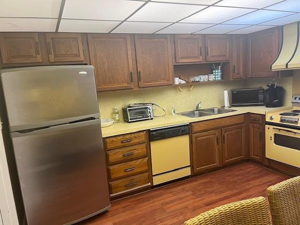 Undisclosed address (2-bed condo, 1,600 sq ft, ZIP 33062), photo 8
