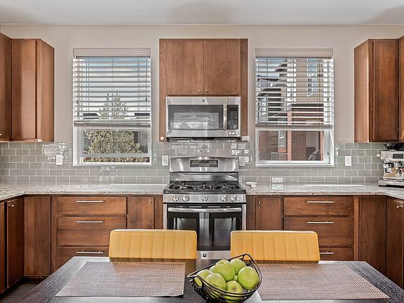 Premium eat-in kitchen