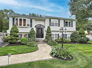 4 Cote Ct, Coventry, RI 02816