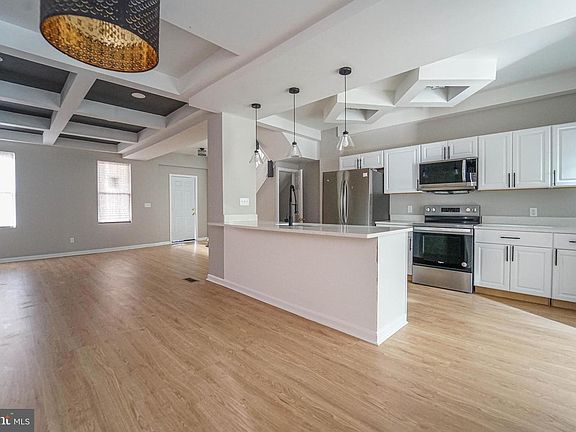 2nd image of 2829 Baker St