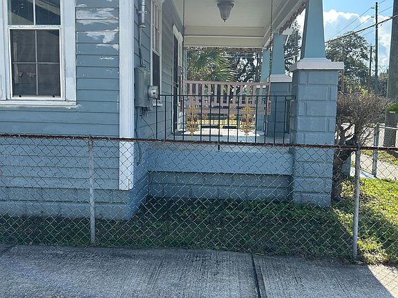 2nd image of 717 Parker St
