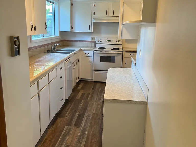 1354 SW Gilorr St — Photo 6