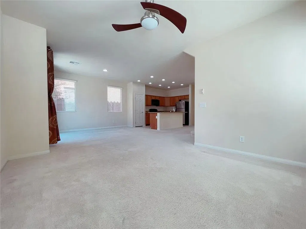 3 bed, 2.5 bath, 1831 sqft, $2,400 — Photo 4