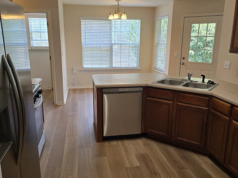 507 Chastine Dr — Photo 5