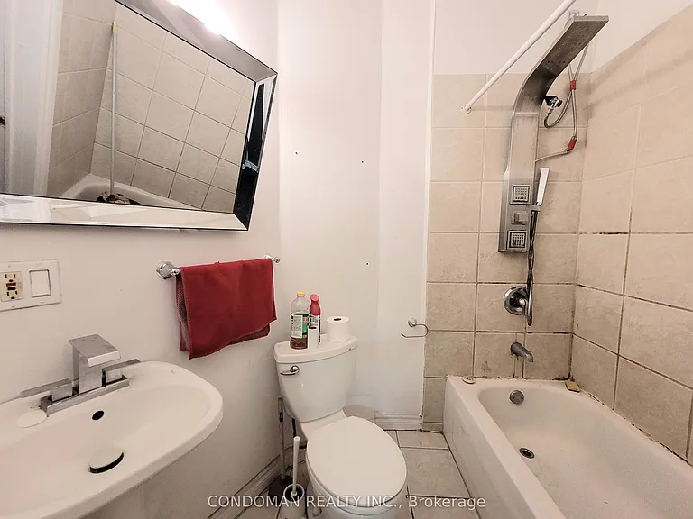 135 John St S #4 — Photo 7