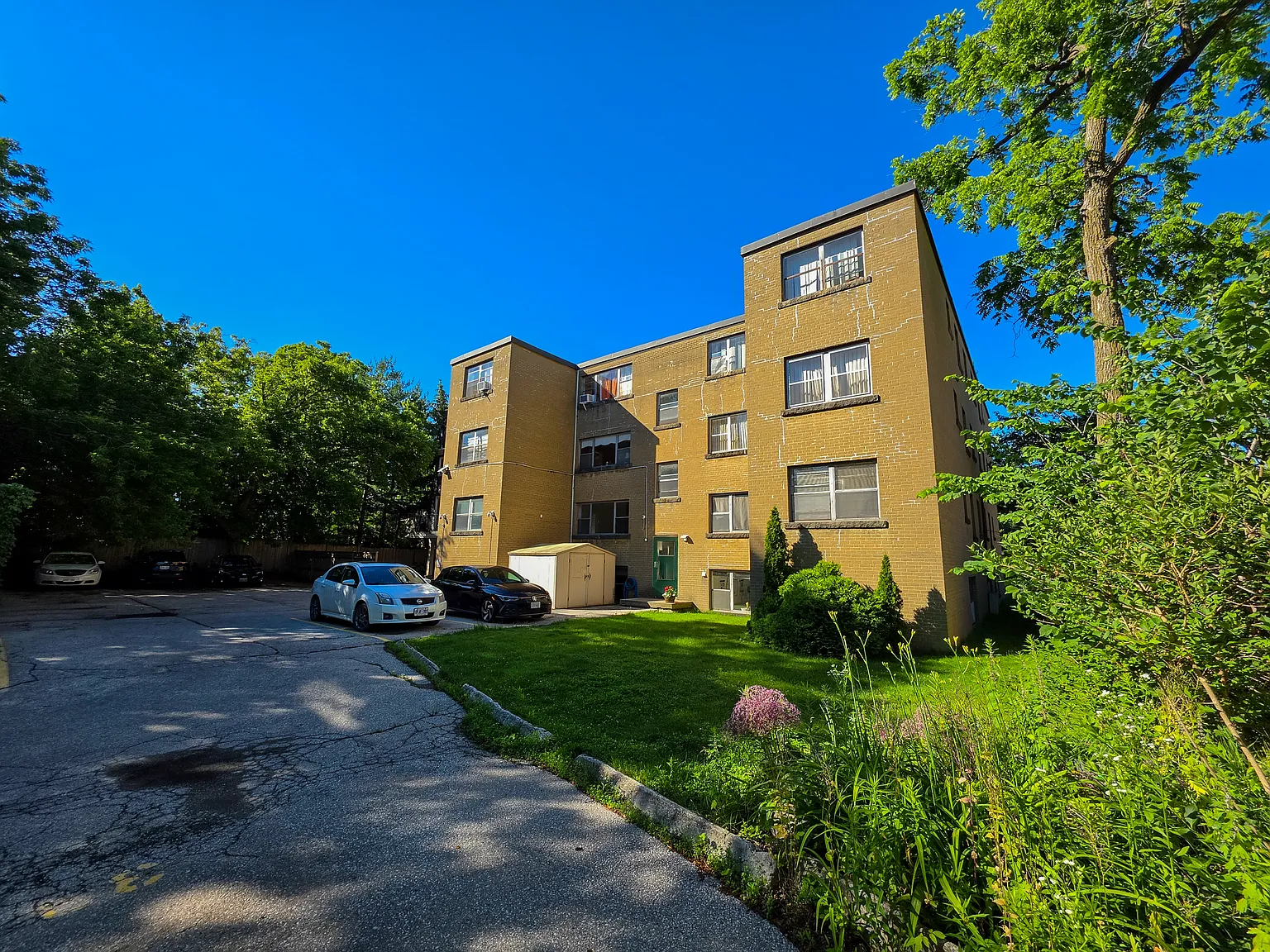 Snow Manor Apartments, Oakvile — Photo 3