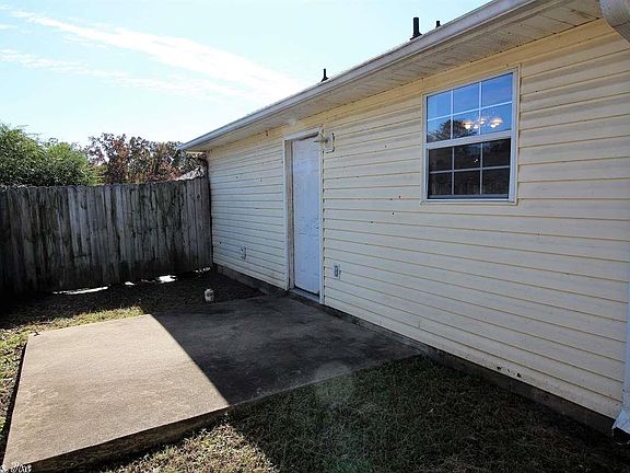 4th image of 210 Rockyreef Cir