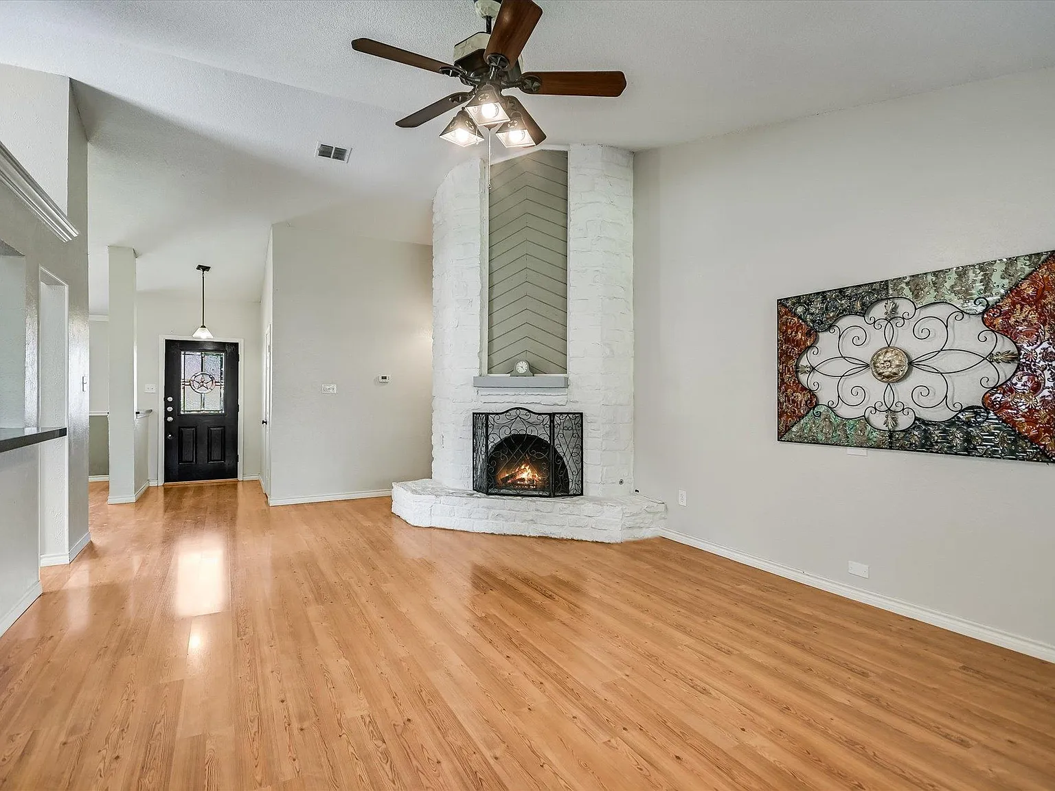 3 bed, 2.0 bath, 1592 sqft, $2,000 — Photo 3