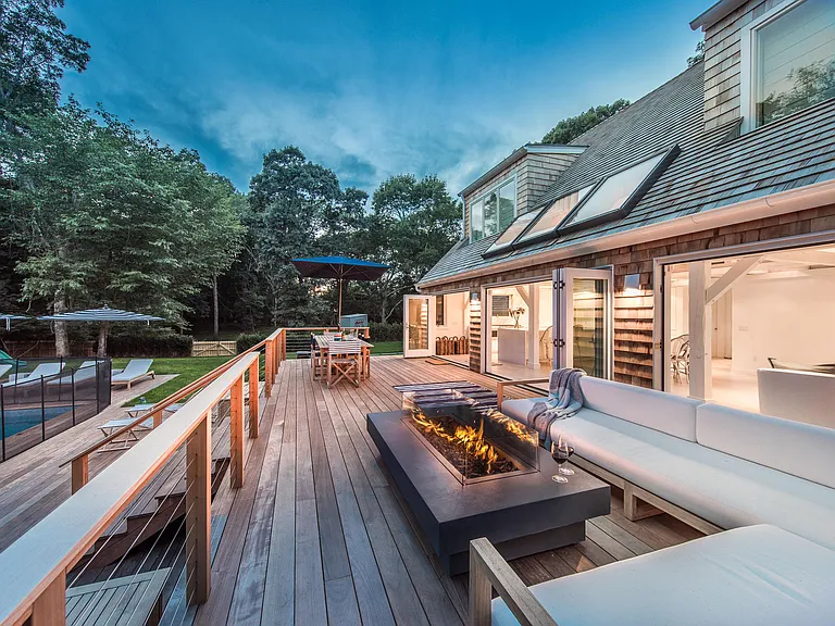 27 Montauk Hwy — Photo 1