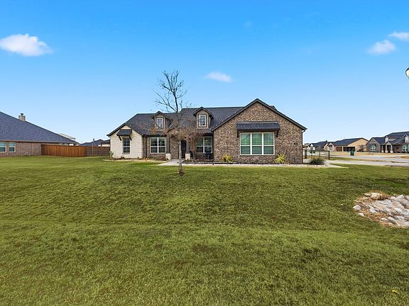 3rd image of 104 Oak Grove Dr