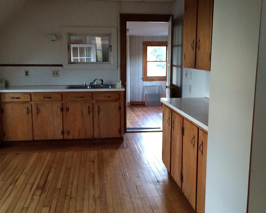 KITCHEN, LOTS OF CUPBOARDS!