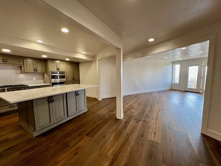 425 Lakeview Way — Photo 3