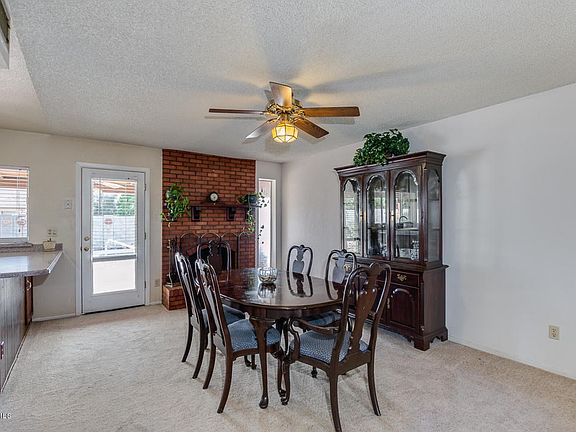 FAMILY / DINING ROOM
