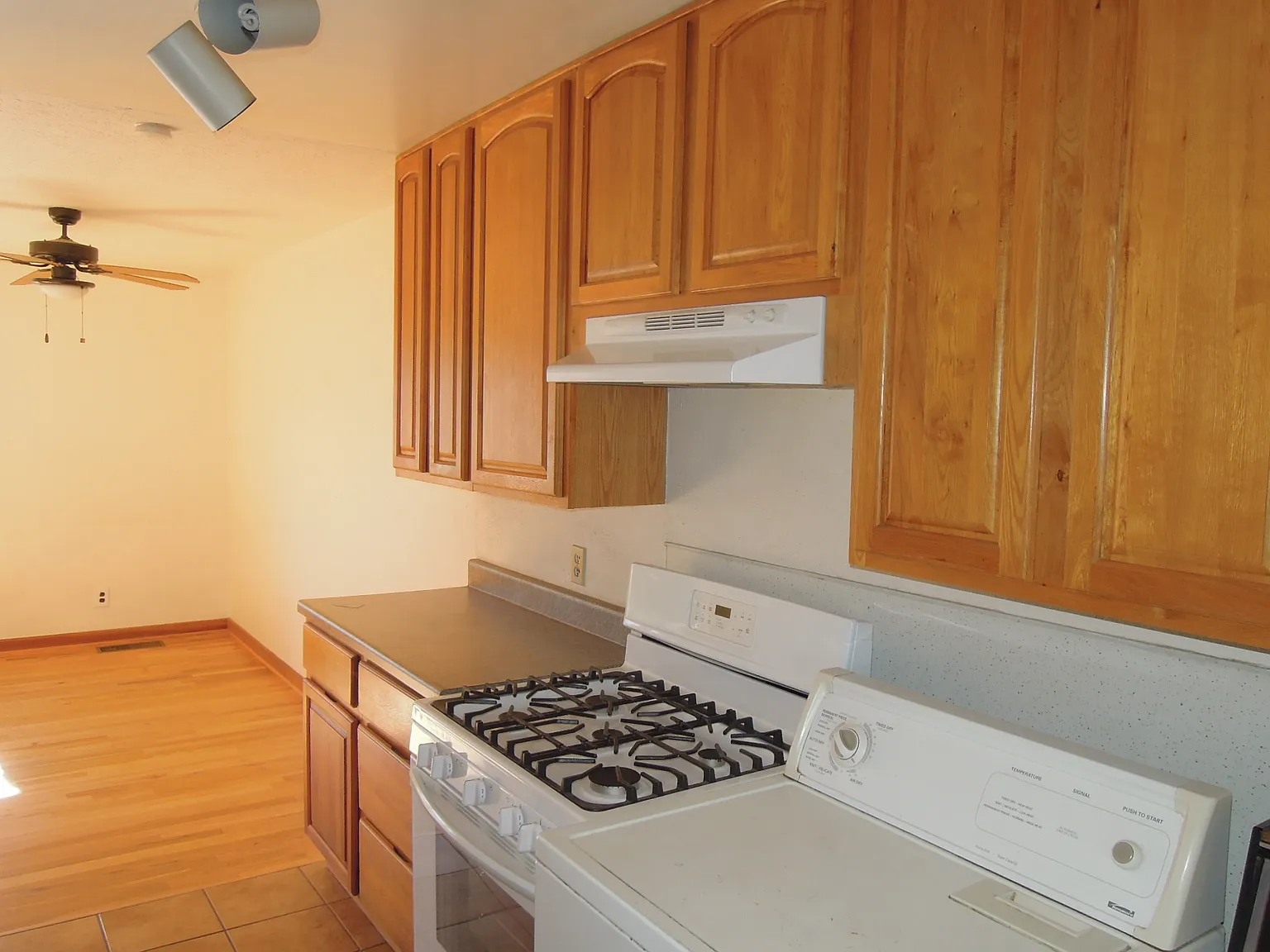 3 bed, 952 sqft, $2,300 — Photo 4