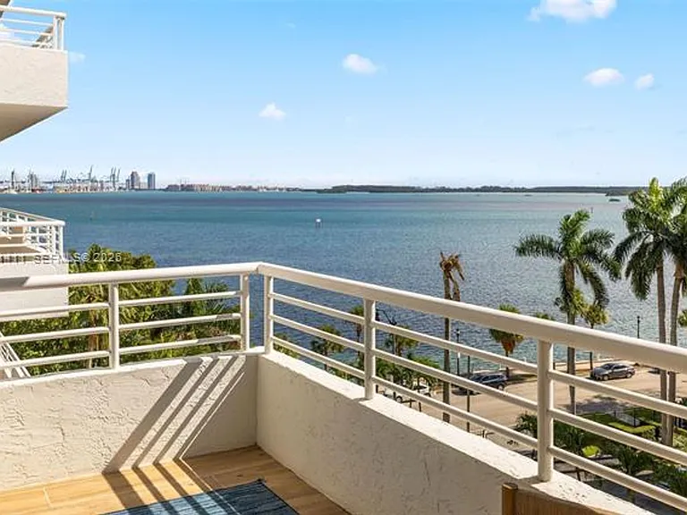 1402 Brickell Bay Dr #603 — Photo 1
