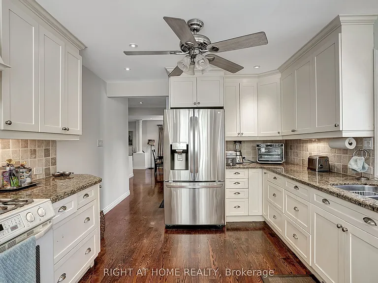 461 Lakeshore Rd W — Photo 13
