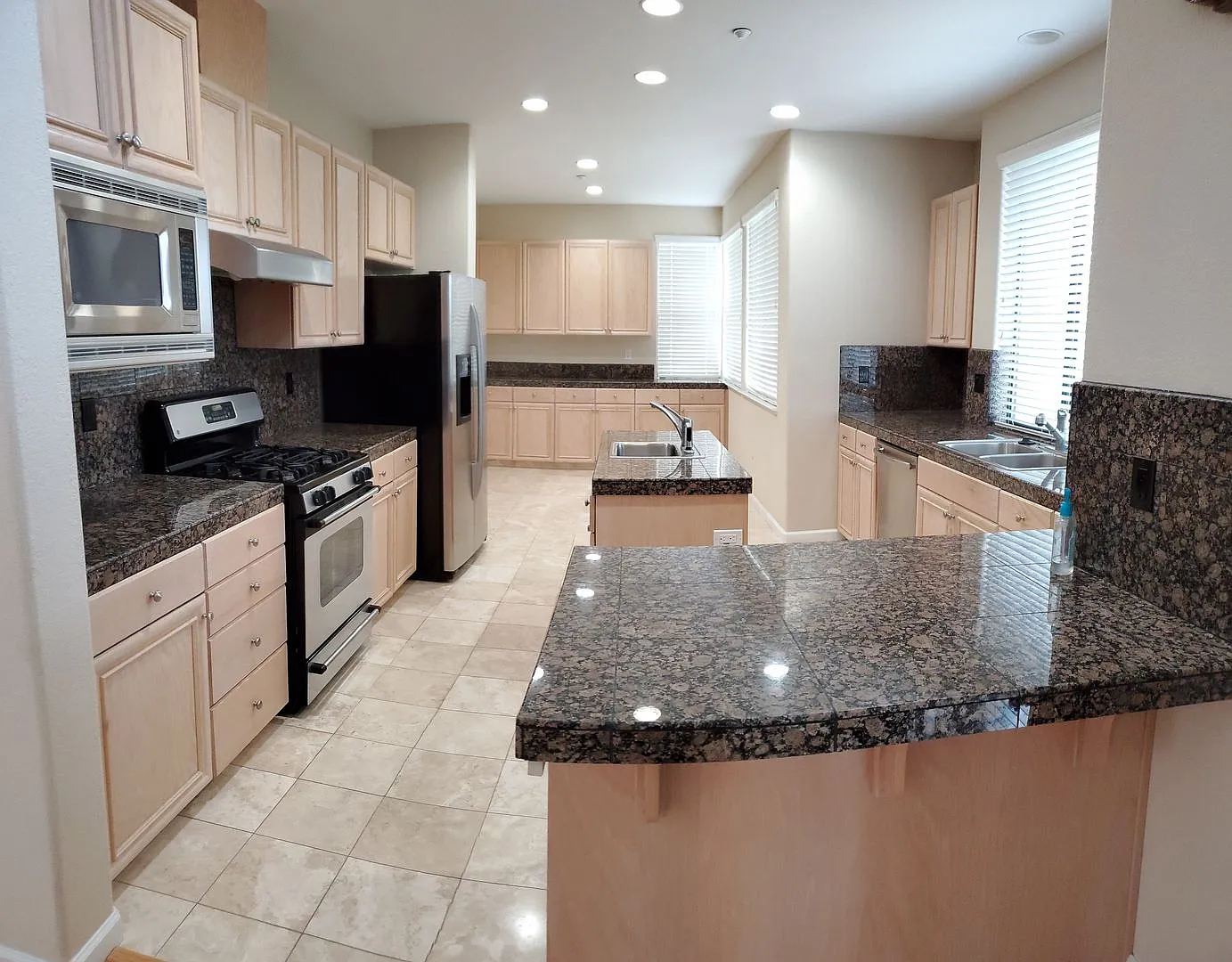 Wonderful 5bd / 3.5ba with 2 master suites — Photo 3