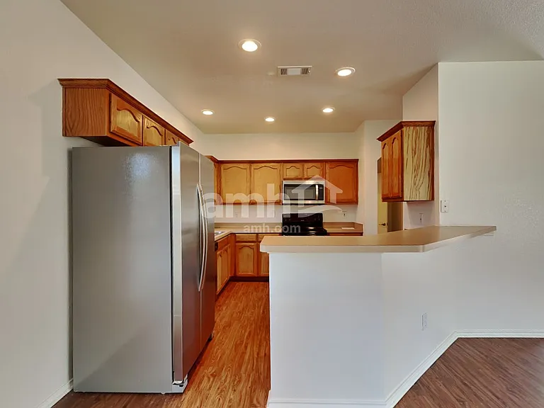 1137 Boxwood Dr — Photo 4