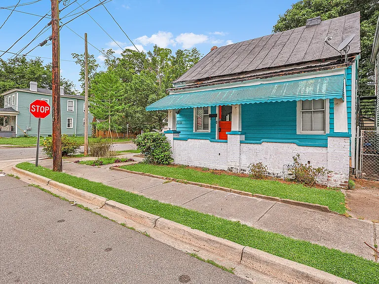 2221 Harden St — Photo 3