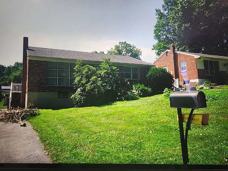 755 York St — Photo 2