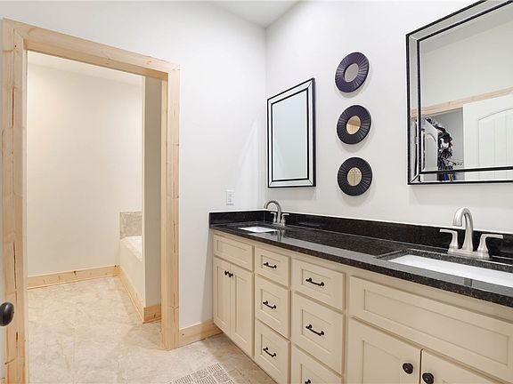 5th image of 303 N Norris Dr