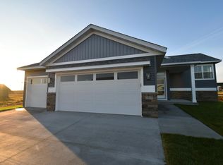 2215 Elk Run Dr SE, Pine Island, MN 55963