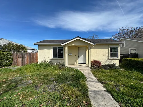 2036 Oak St #1 Photo 1