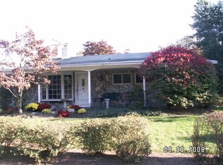 196 Pinewood Dr, Levittown, PA 19054