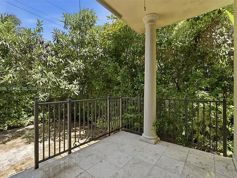592 Fernwood Rd #B — Photo 36