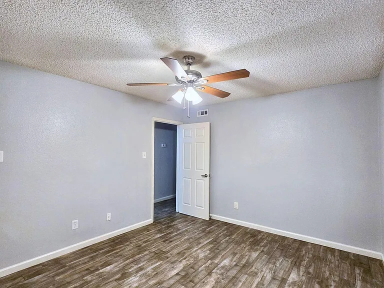 8389 Sands Point Dr — Photo 11