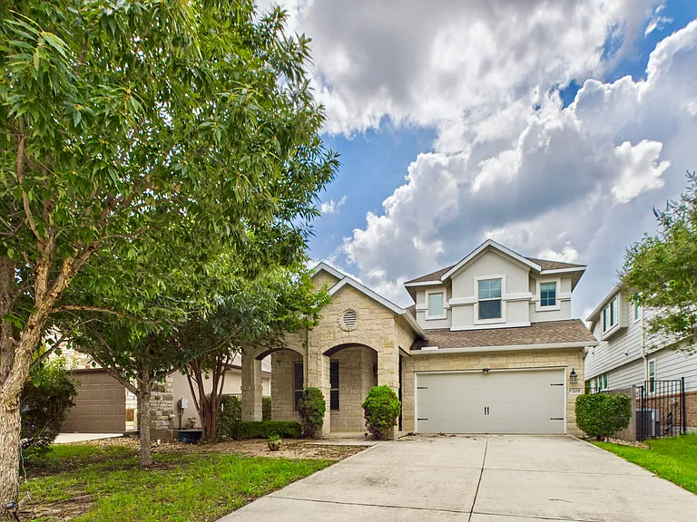 105 Auburn Cv — Photo 1