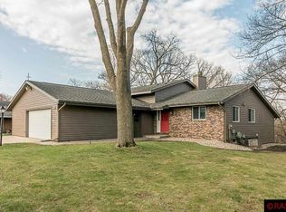 1597 Sherwood Dr, North Mankato, MN 56003