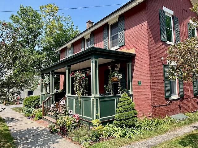 Photo 1 of 12 - 56 Maple St #56 - Burlington, VT Primary Photo - 56 Maple St #56
