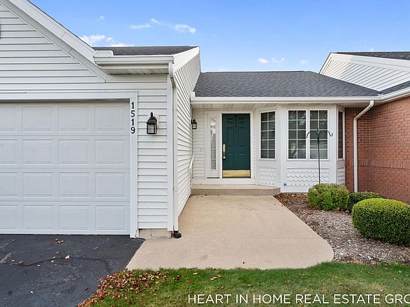3rd image of 1519 Castlemaine Dr