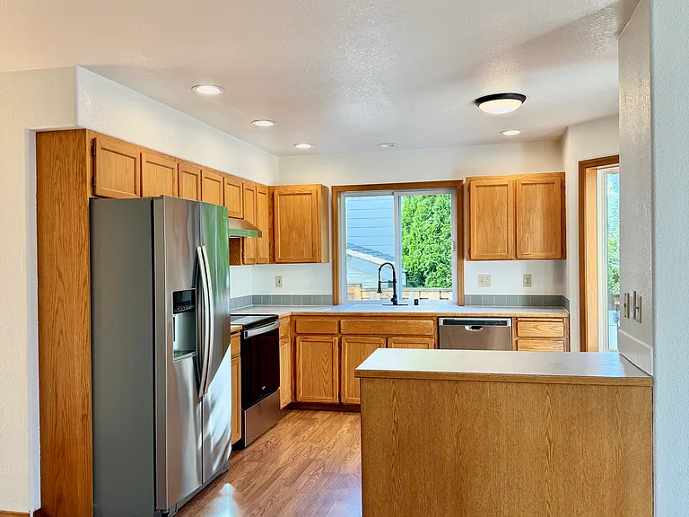 Large Kitchen w/ 2021 Appliances
