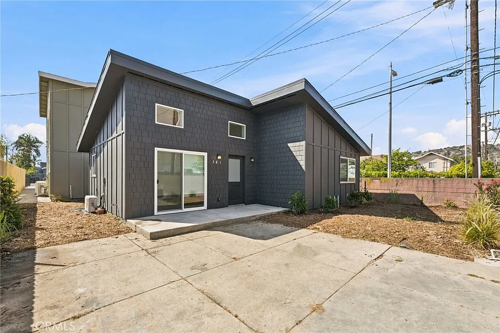 2 bed, 840 sqft, $3,071 — Photo 1