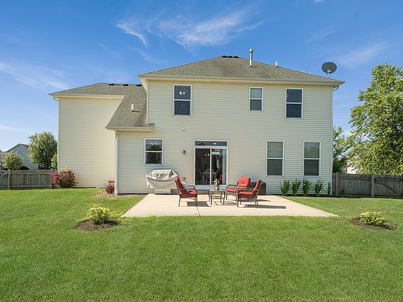 Enjoy outdoor entertaining on this huge 19x17 concrete patio!