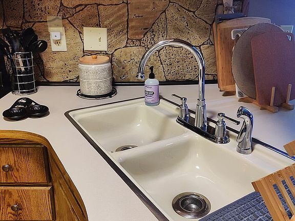 4th image of 2615 Anamosa Dr