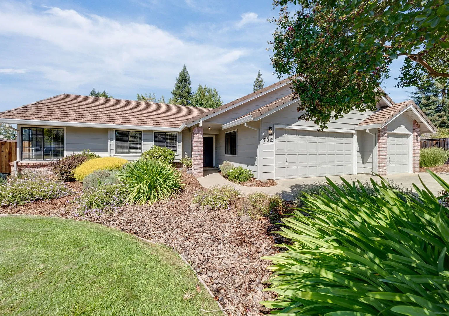 Bright and Stylish 4BD/2BA Home with 3 Car Garage in Prime Folsom Location! — Photo 1