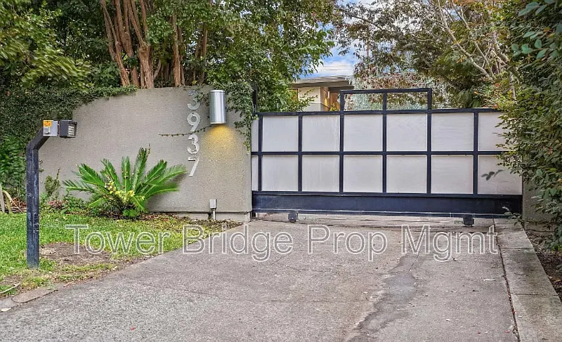 5 bed, 2.0 bath, 2844 sqft, $4,575 — Photo 4
