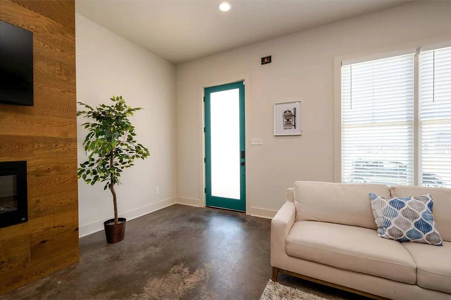 3 bed, 2.0 bath, $4,087 — Photo 2