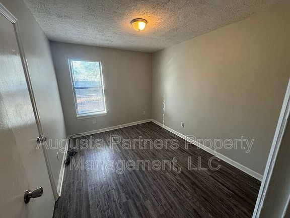 5th image of 110 Chalet North Ct