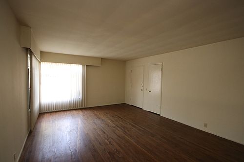 5th image of 1323 Oak St APT 4